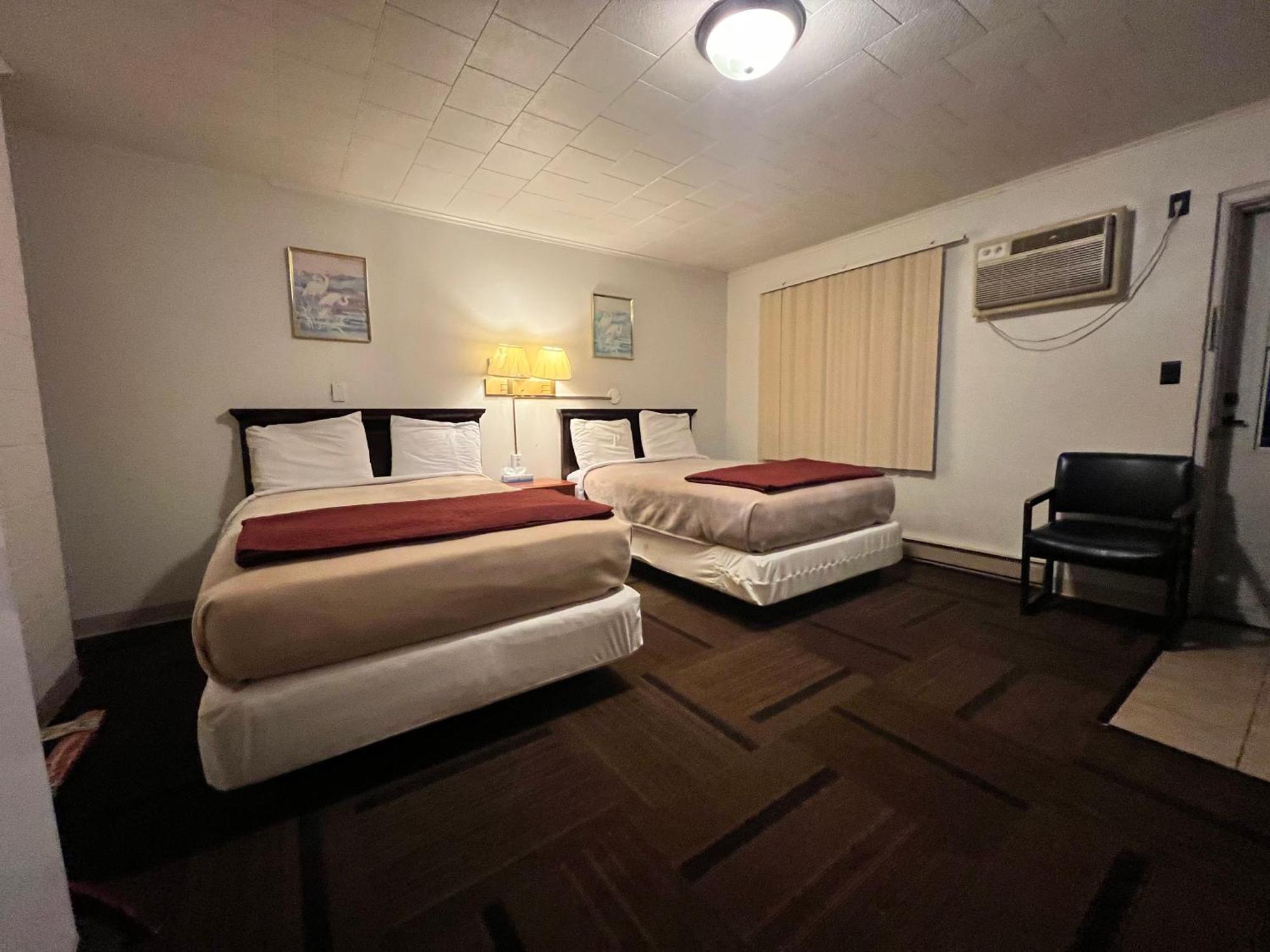 Oyo Hotel Prairie Winds Carthage Keokuk Hwy 136 Bagian luar foto