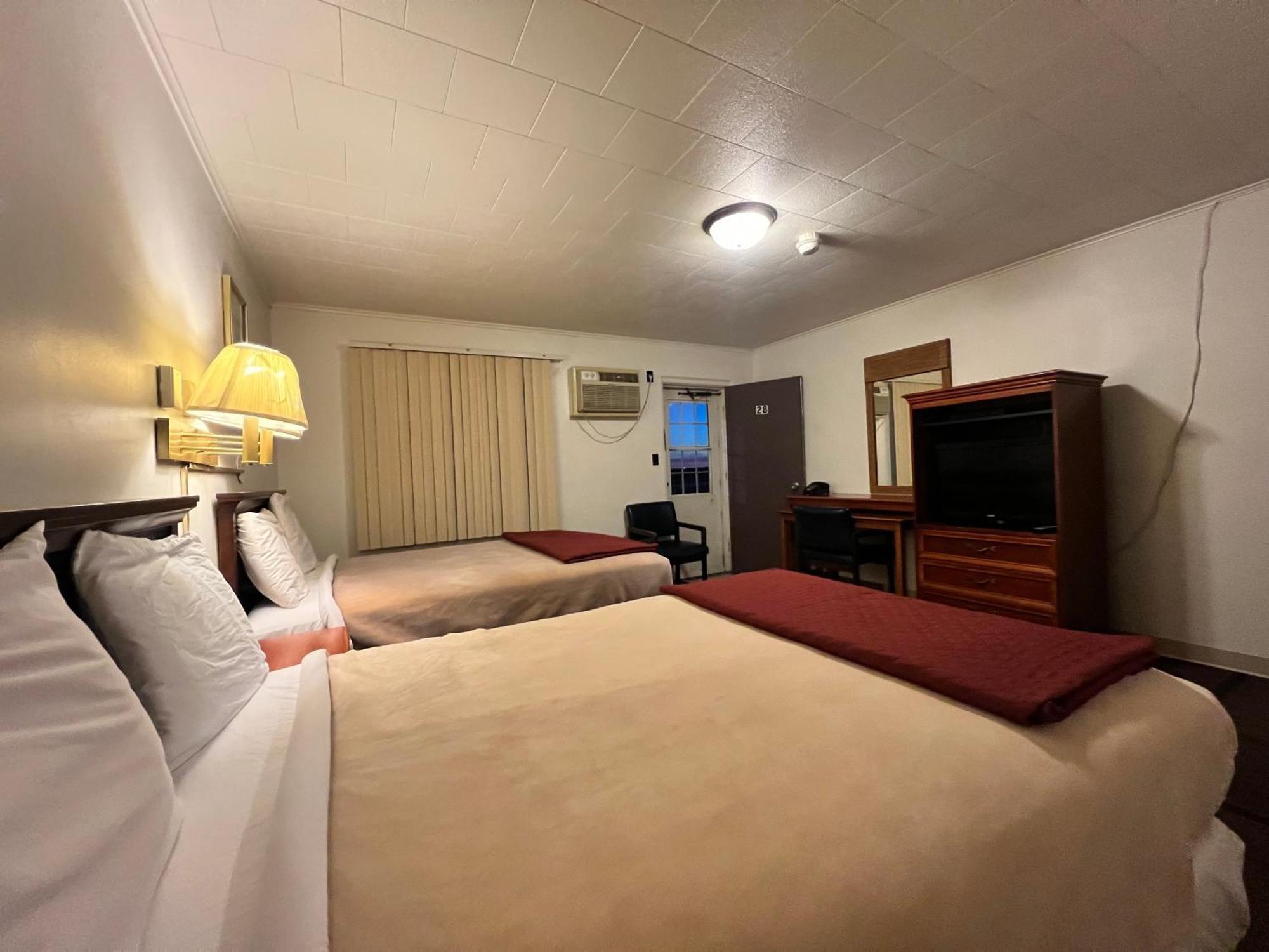 Oyo Hotel Prairie Winds Carthage Keokuk Hwy 136 Bagian luar foto