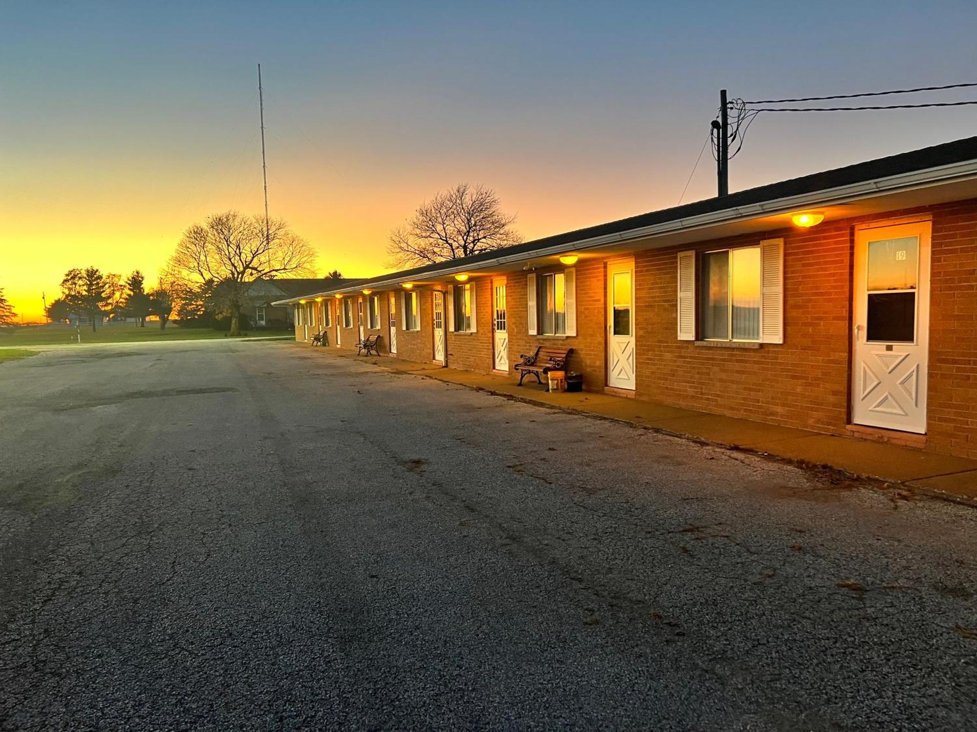 Oyo Hotel Prairie Winds Carthage Keokuk Hwy 136 Bagian luar foto