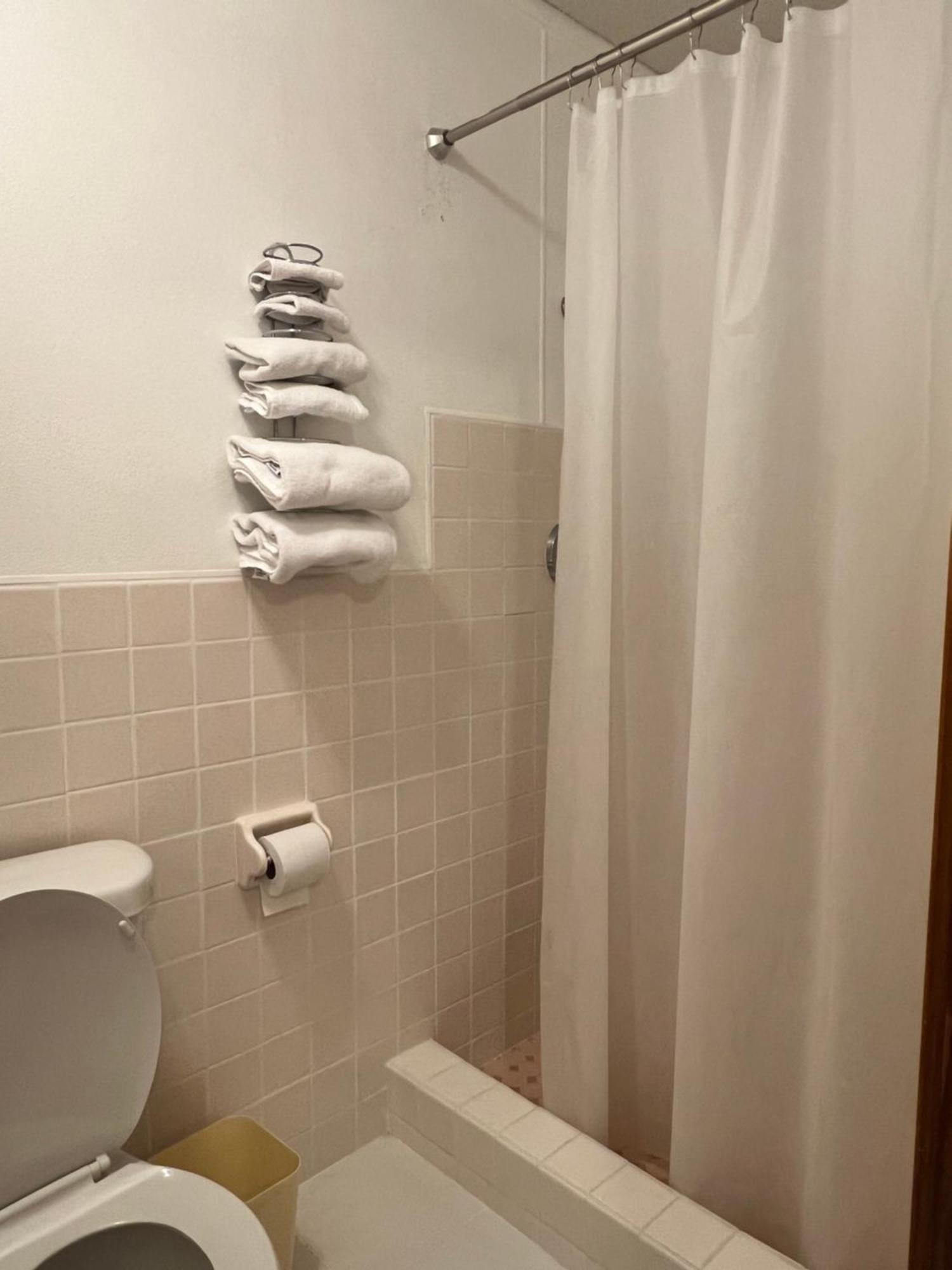 Oyo Hotel Prairie Winds Carthage Keokuk Hwy 136 Bagian luar foto