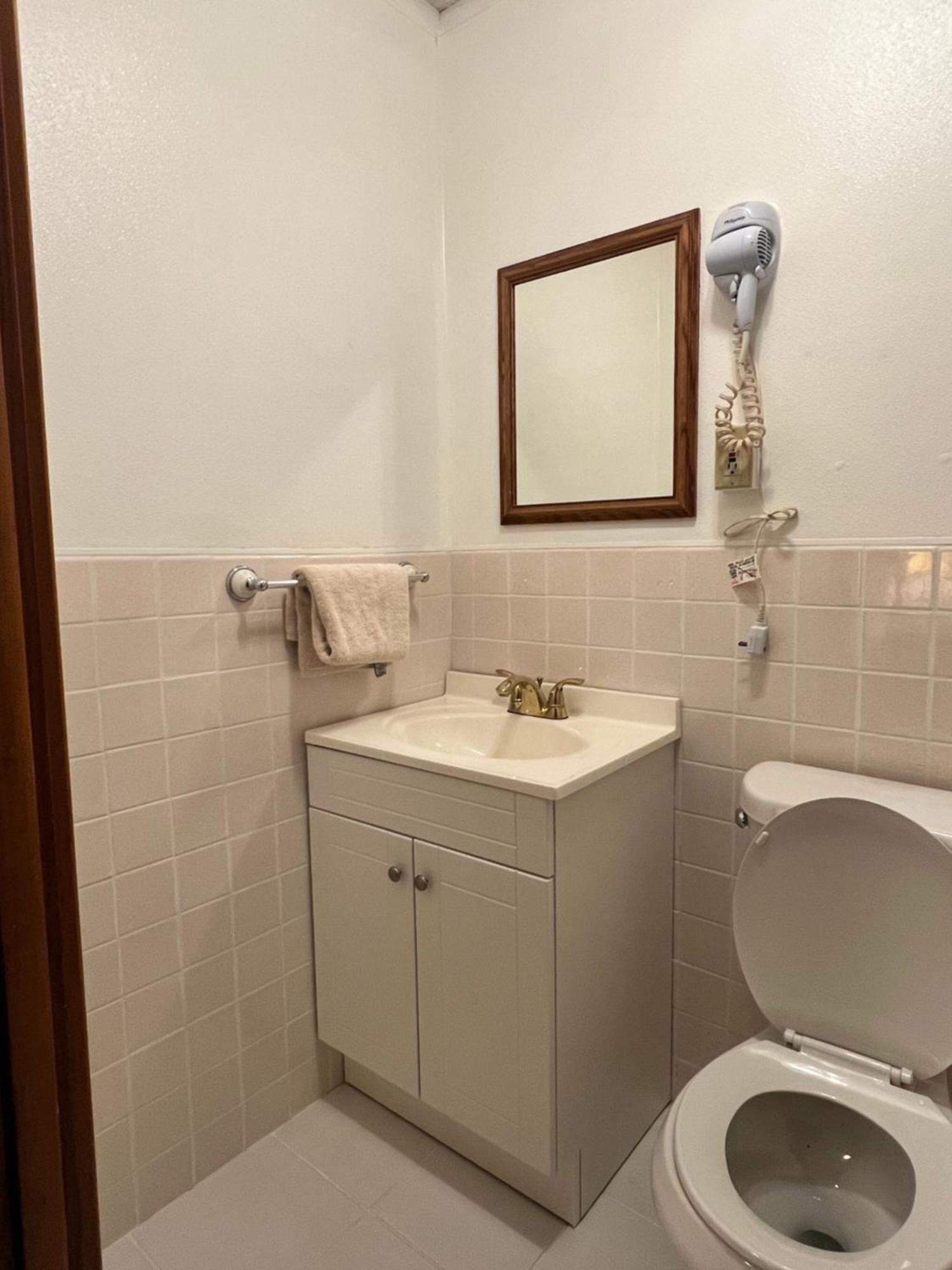 Oyo Hotel Prairie Winds Carthage Keokuk Hwy 136 Bagian luar foto